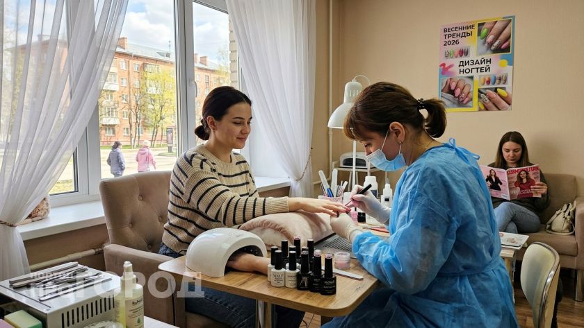 Длиннющие ногти яркого цвета больше не в моде: мастера выбирают новый спокойный тренд-2026