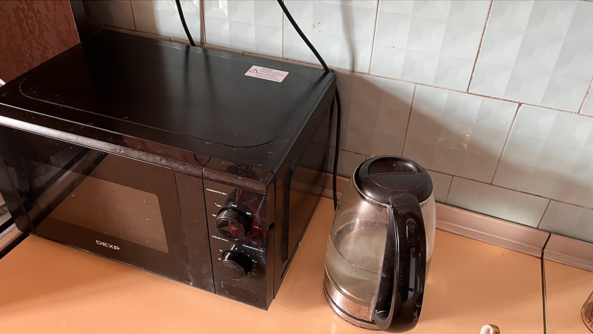 Нужно ли выключать чайник и микроволновку из розетки  электрик поставил точку в вопросе