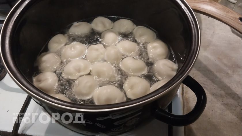 Мясом там и не пахнет: вот что на самом деле внутри магазинных пельменей - честный разбор