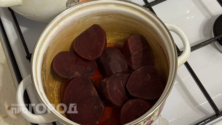 Свекла варится в кастрюле полчаса и не воняет на весь дом: суперский способ варки для тех, кому дорого время