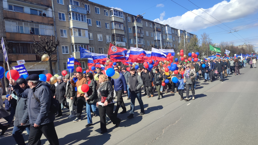 В Йошкар-Оле проходит праздничное шествие трудящихся в честь 1 мая: За Россию, труд, достойную зарплату