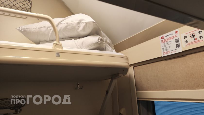 Может ли верхняя полка в купе сорваться и упасть: проводники дали точный ответ