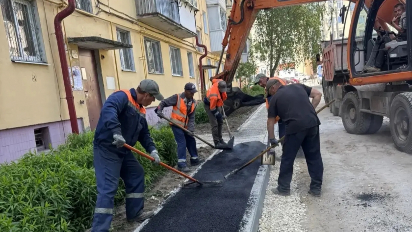На улицах Йошкар-Олы ведутся масштабные работы: бордюры, ямочный ремонт и высадка цветов