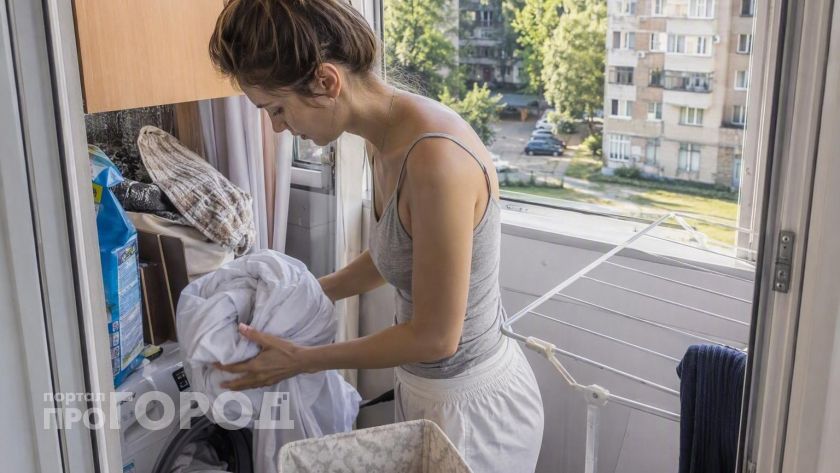 Стираю белое постельное белье без отбеливателя: метод с солью возвращает кипельно-белый вид за 30 минут