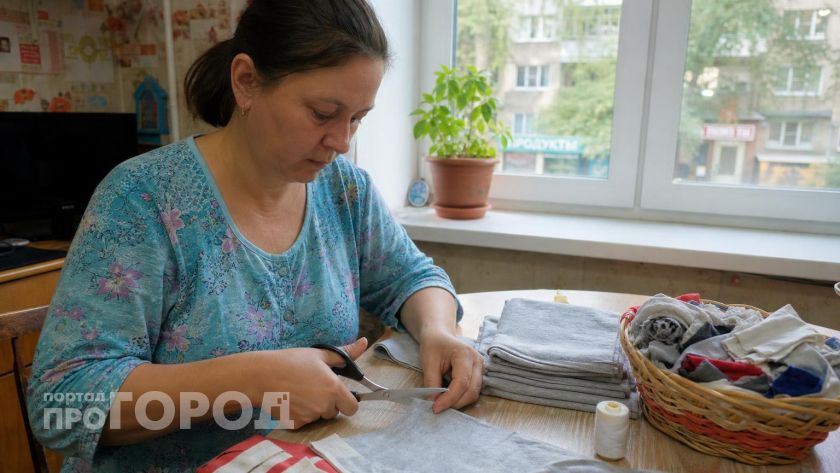 Хватит выбрасывать старые футболки: делаю из них вечный коврик для ванной, который не скользит