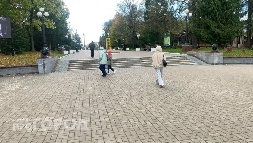 Разбитый асфальт, покрышки у подъездов и тупики без пандусов: что прячут дворы в центре Йошкар-Олы