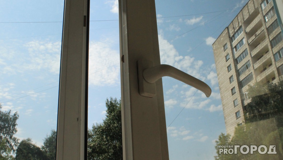 В Йошкар-Оле руководство домоуправления поплатилось за "экономию" на окнах в подъезде