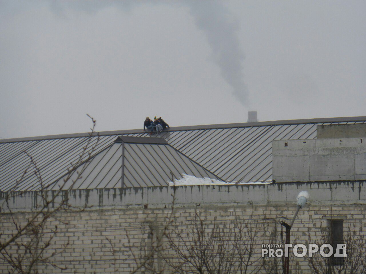 В центре Йошкар-Олы подростки катаются с крыши