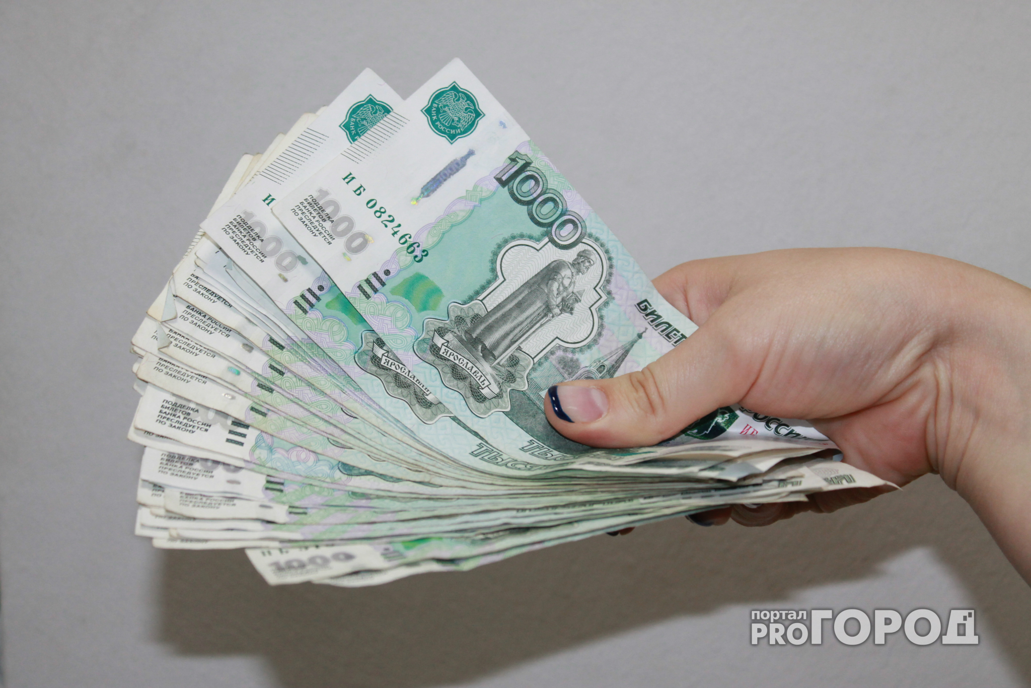 10 от 12 тыс. Деньги в руках. Деньги в руках 1000. Деньги в руке тысячи рублей. Рубли в руках.