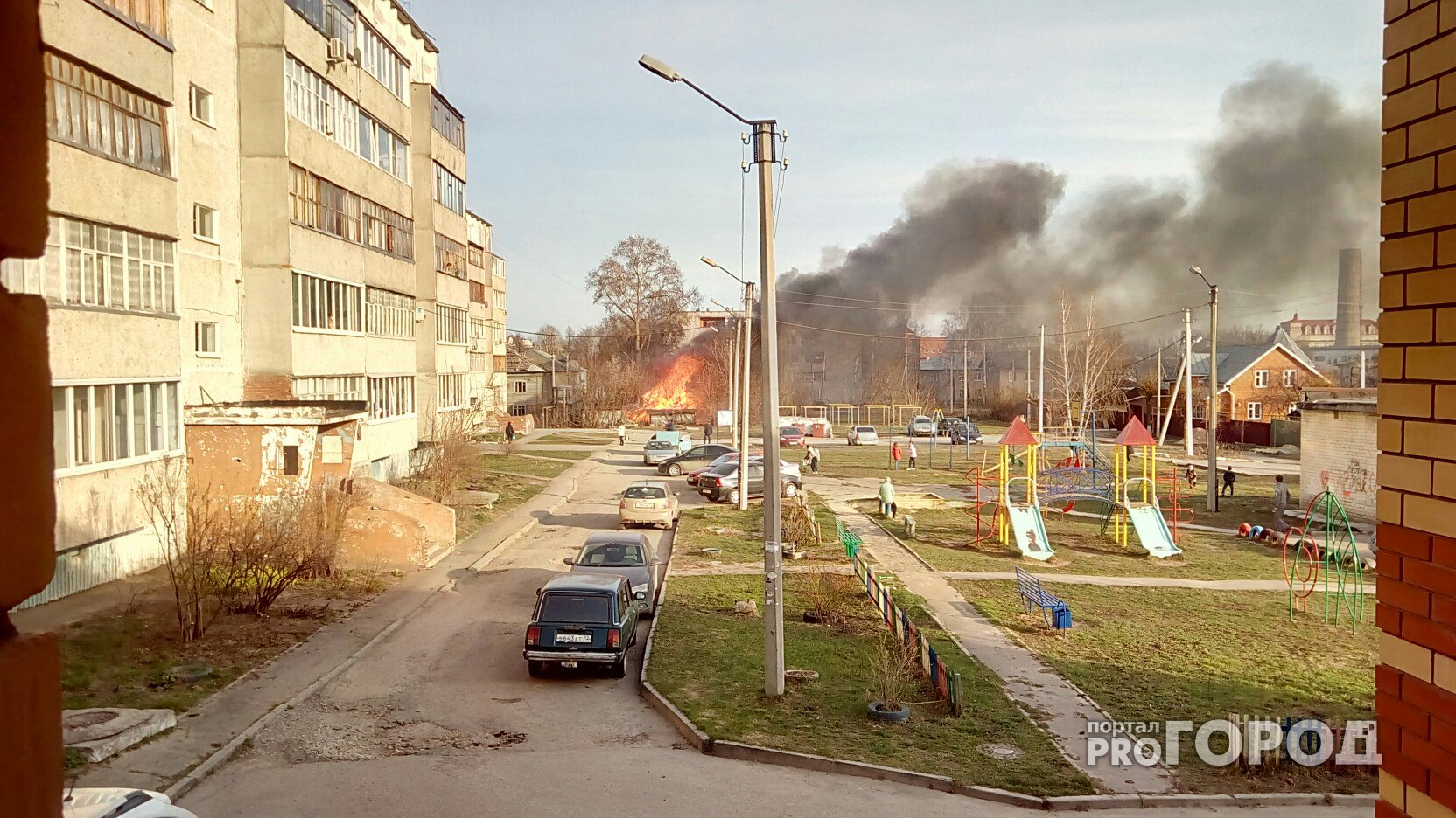 В Йошкар-Оле внезапно загорелись хозяйственные постройки. Фото