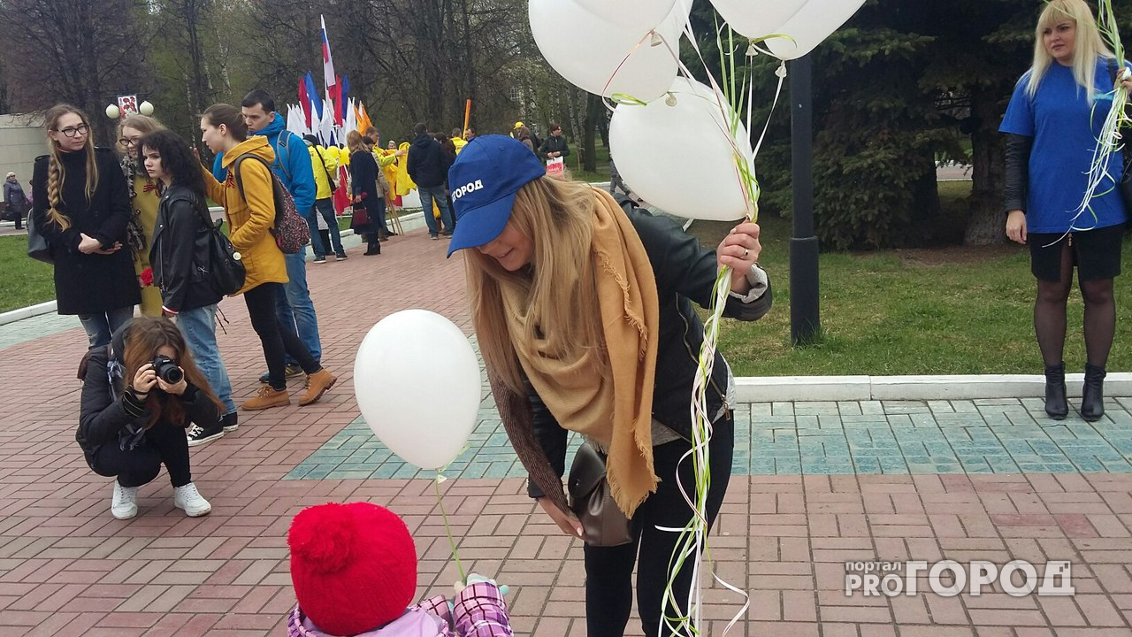 Йошкаролинцам сотрудники газеты "Pro Город" раздали воздушные шары