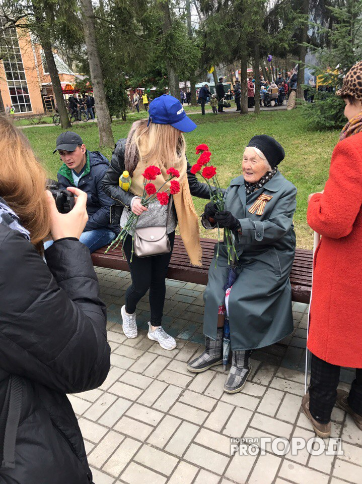 Сотрудники газеты "Pro Город" вручили йошкар-олинским ветеранам цветы