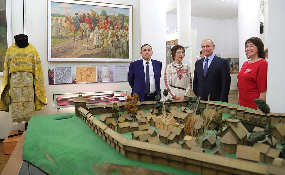 Путин посетил Национальный музей Марий Эл