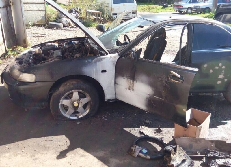 В Йошкар-Оле из-за сварки сгорело авто