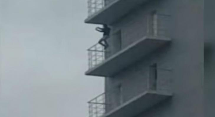 Девушка упала с 15-го этажа, делая селфи (видео)