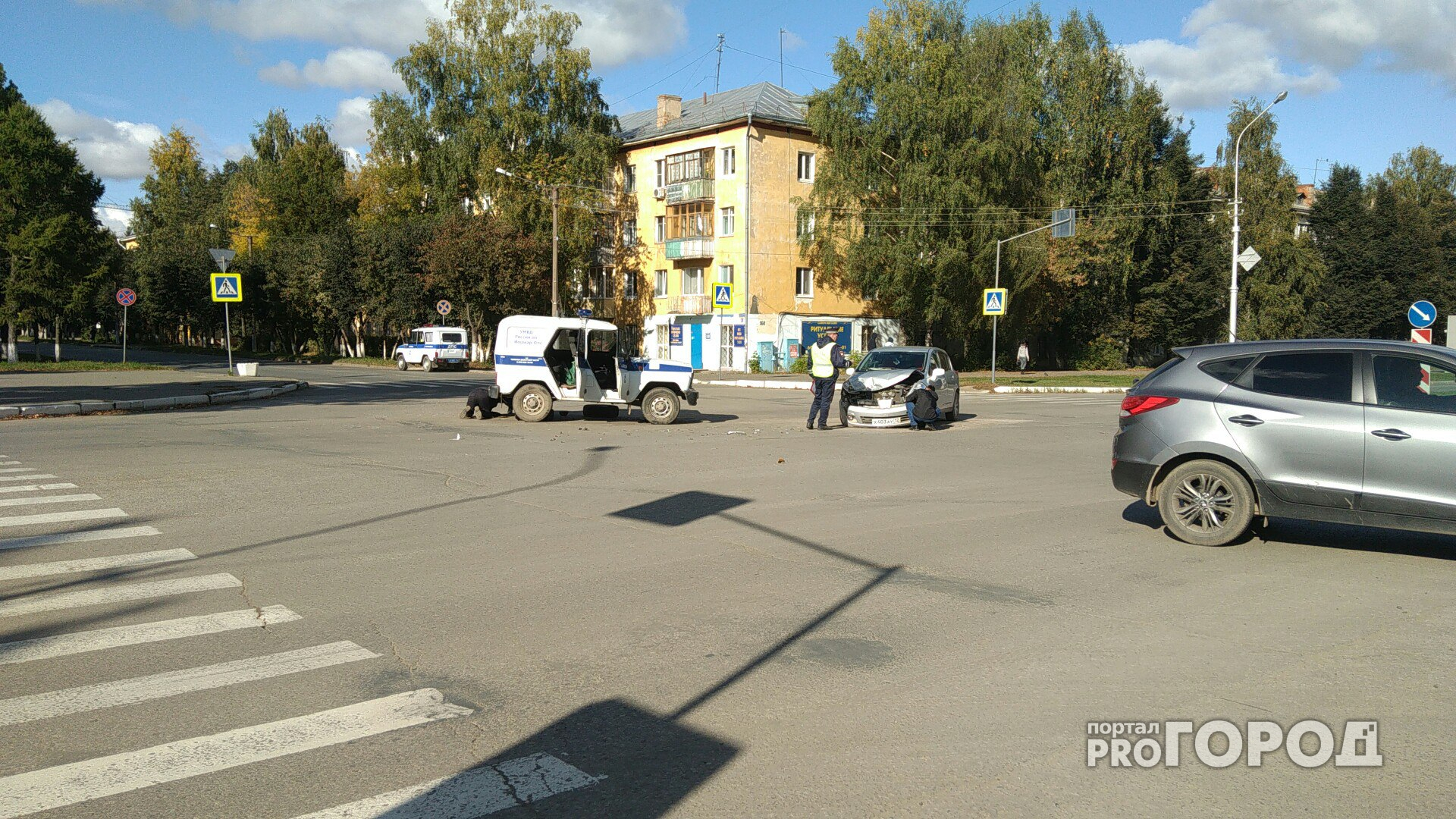 В Йошкар-Оле на «счастливом» перекрестке столкнулись Ниссан и полицейский УАЗ