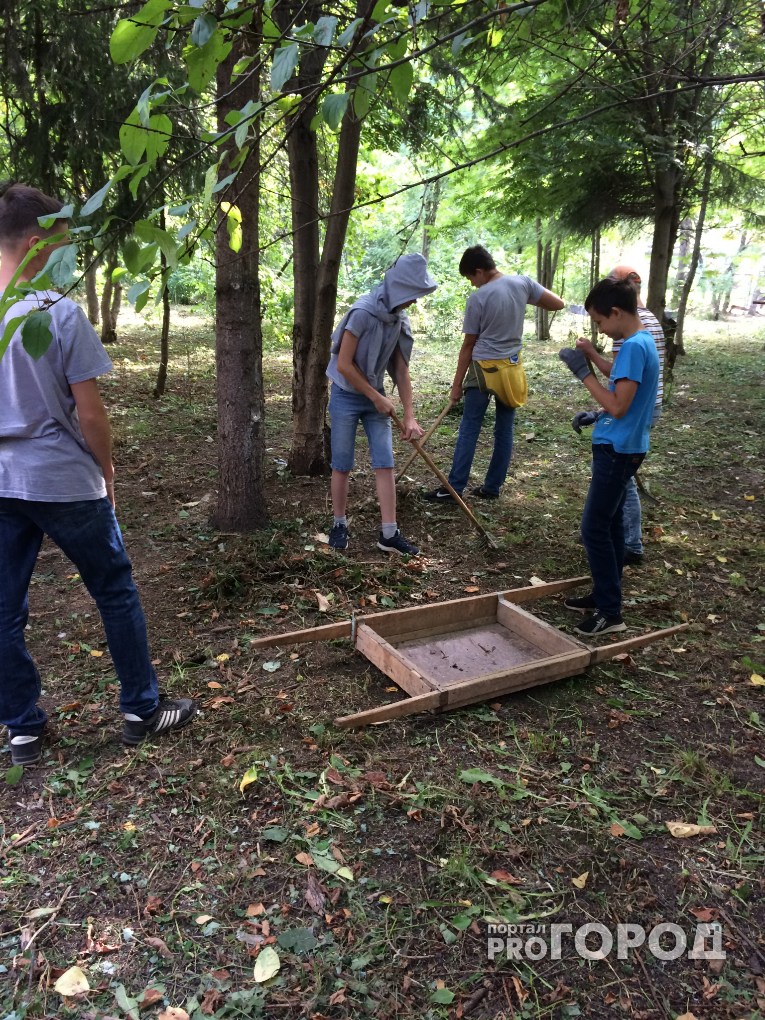 Йошкар-олинские школьники работают в саду, чтобы поехать в Германию