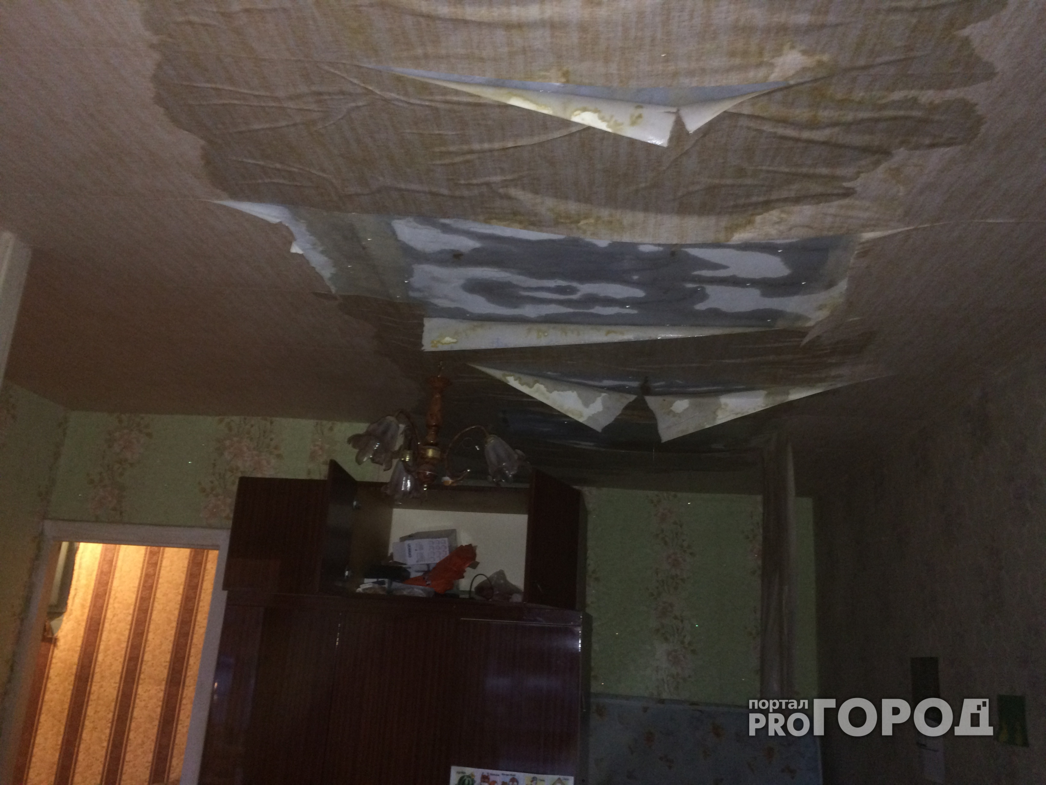 Йошкаролинцы вылили из квартиры 200 литров воды из-за протекающей крыши
