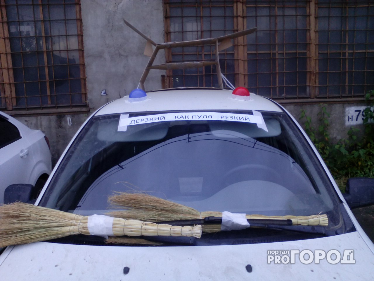 В йошкар-олинской организации сотрудники «подарили» юбиляру авто из мультика «Тачки»