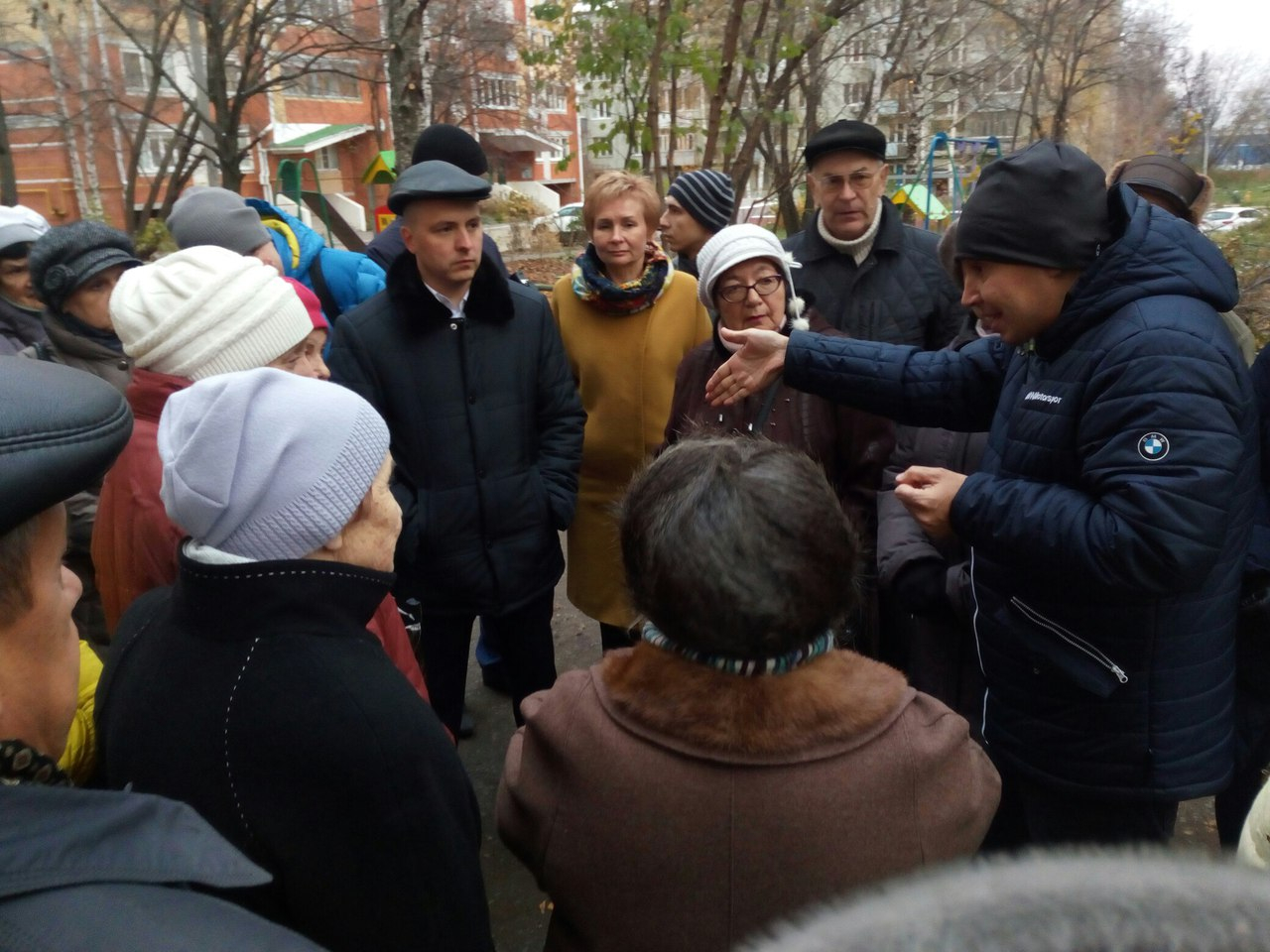 Жители двора высказали претензии и пожелания мэру Йошкар-Олы