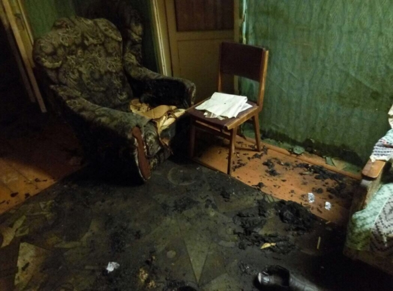 В Йошкар-Оле пожарные вывели мужчину из горящей квартиры