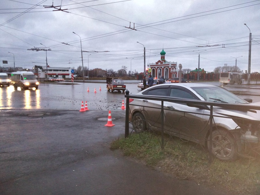 В Йошкар-Оле водитель «семерки» устроил аварию, выехав на красный
