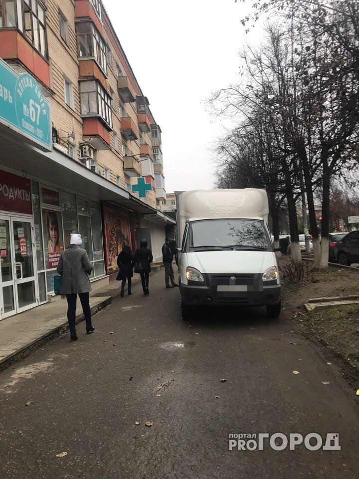 В Йошкар-Оле грузовик сбил на тротуаре двух пенсионеров
