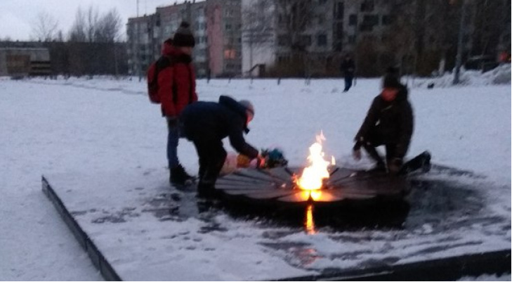 Необычные события в России: В Прикамье подростки надругались над «Вечным огнем»