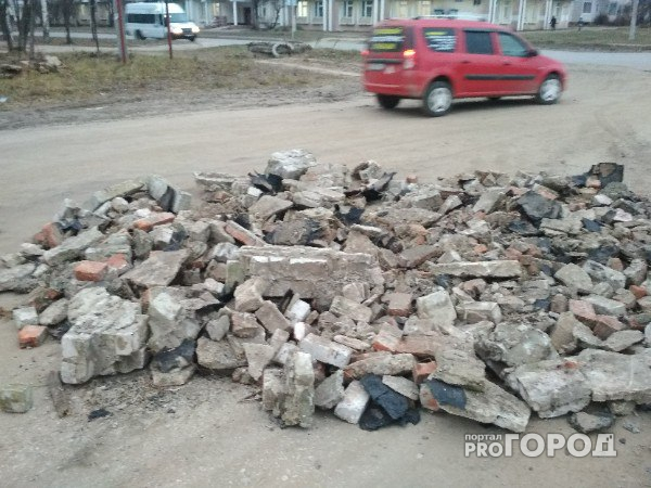 «Отличный» ремонт: в Йошкар-Оле на дорогу высыпали гору кирпичей