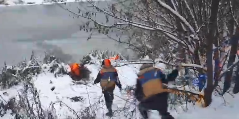 В Йошкар-Оле спасатели каждый день достают "тела" из-подо льда