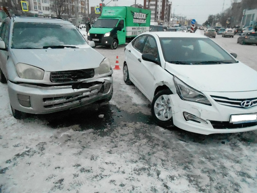Серьезное ДТП в Йошкар-Оле: "Hyundai Solaris" vs "Tоyоtа Rav4", есть пострадавшие