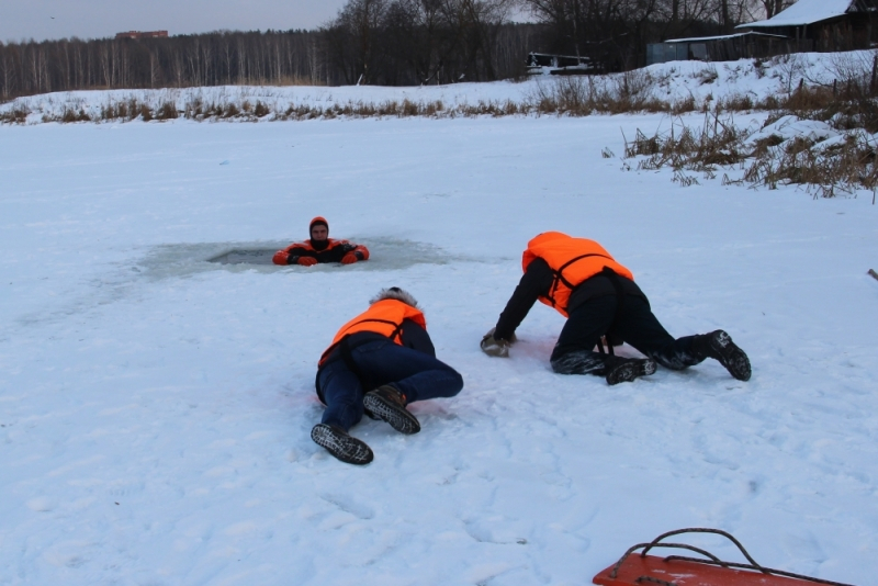 Йошкар-олинские школьники вытащили человека из-подо льда