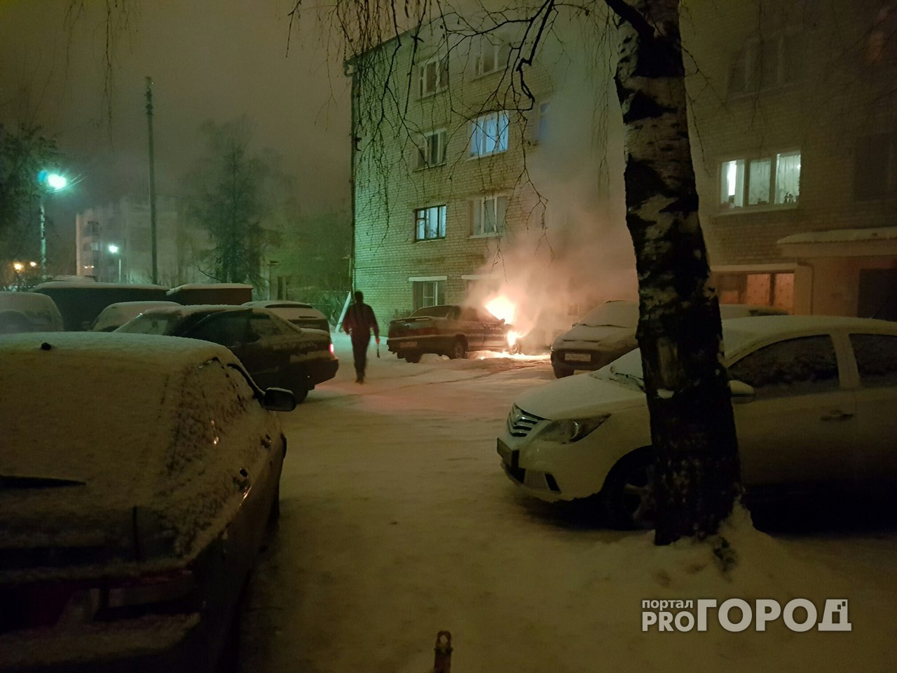 В Йошкар-Оле прохожий тушил снегом загоревшуюся машину