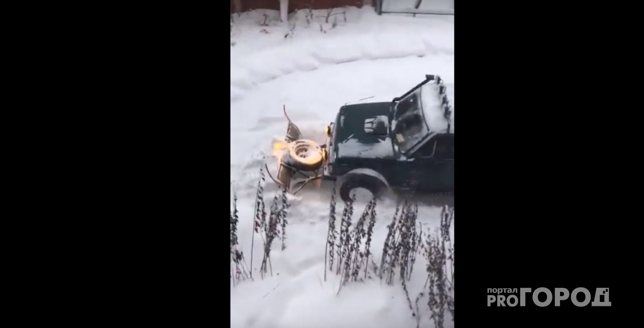 Житель Марий Эл на своем авто расчистил заваленную снегом дорогу (ВИДЕО)