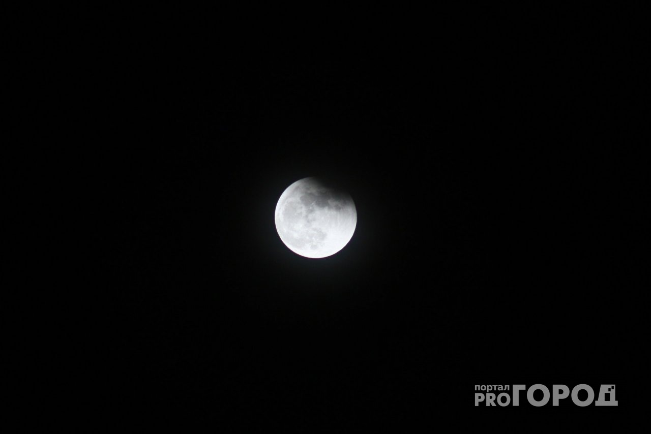 Йошкаролинцы фотографируют лунное затмение