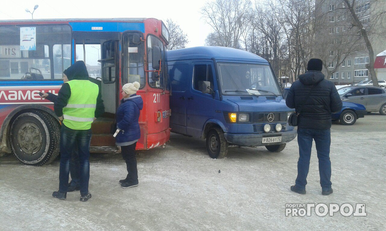 В Йошкар-Оле троллейбус собрал «паровозик» из трех машин