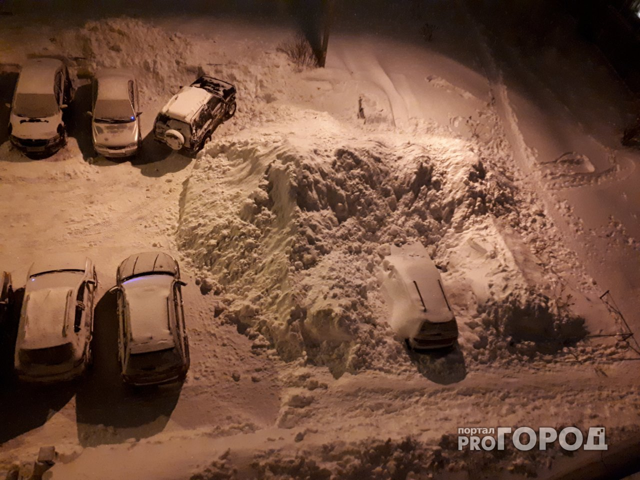 В Йошкар-Оле «коммунальщики» засыпали снегом припаркованные авто