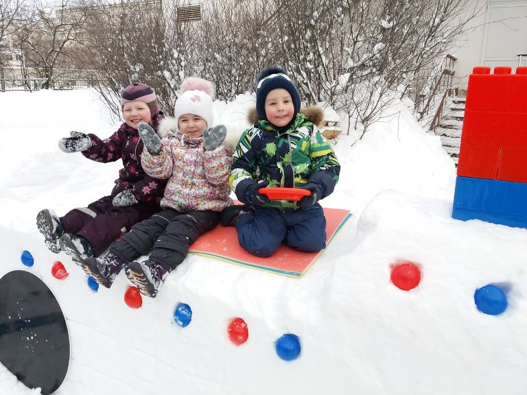 В Йошкар-Оле малыши слепили из снега дорожные знаки