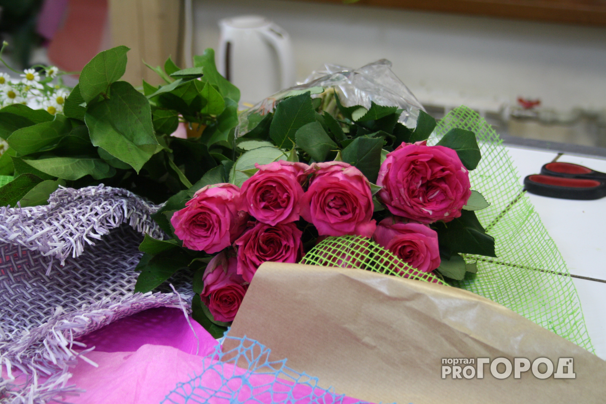 Йошкаролинцы могут обменять мужские носки на розы для дам на 8 Марта
