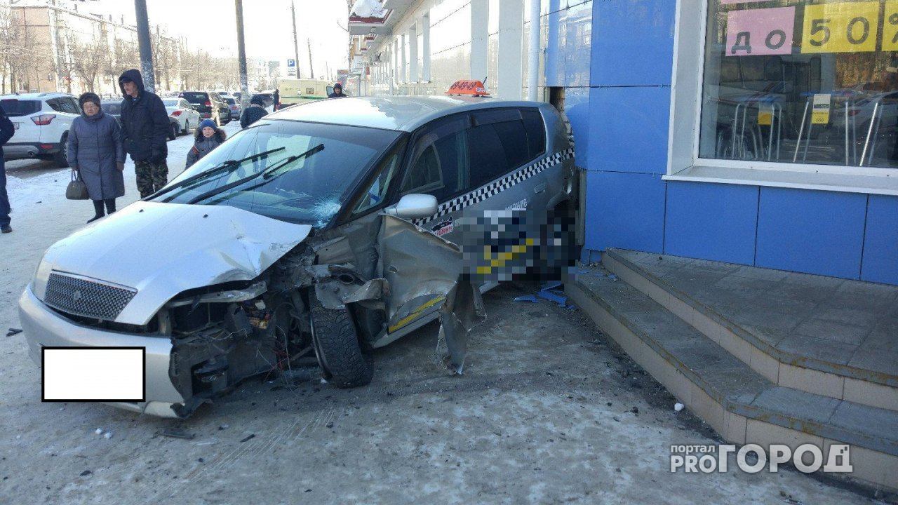 Появилось видео момента ДТП в Йошкар-Оле, где в авто сбивает знак и "влетает" в магазин