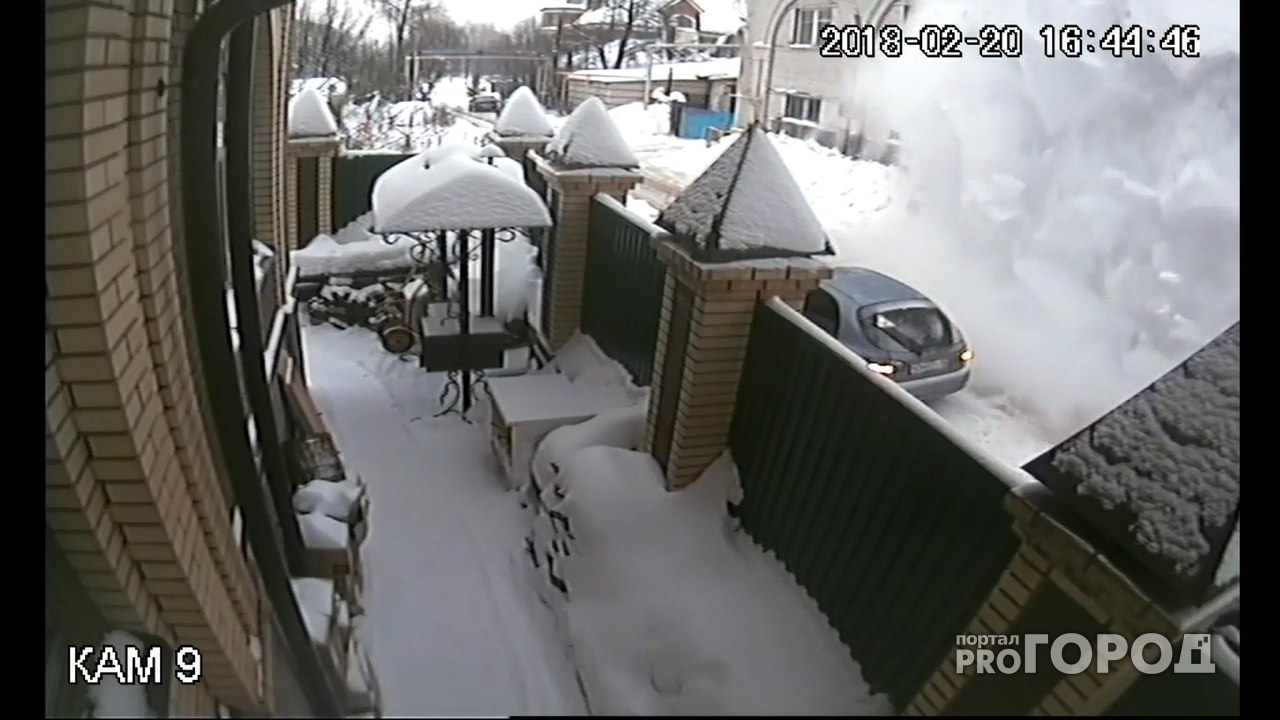В Йошкар-Оле снежная лавина рухнула с крыши дома на авто: внутри был водитель