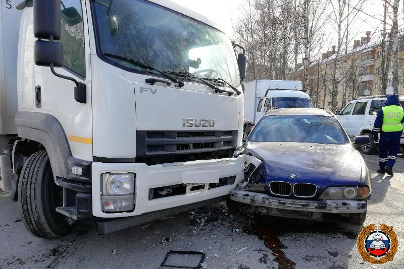В Йошкар-Оле грузовик отправил пассажиров и водителя BMW в больницу