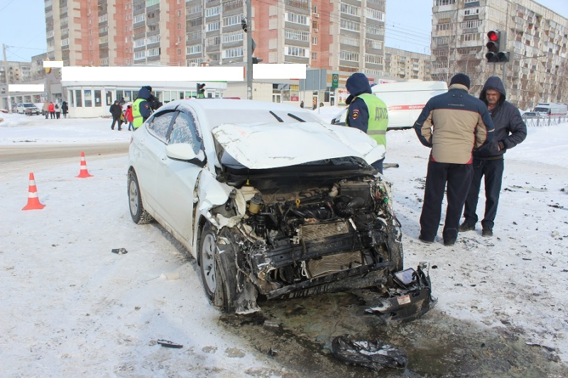 Крупная авария с каретой «скорой помощи» в Йошкар-Оле: пострадали медики и пассажиры