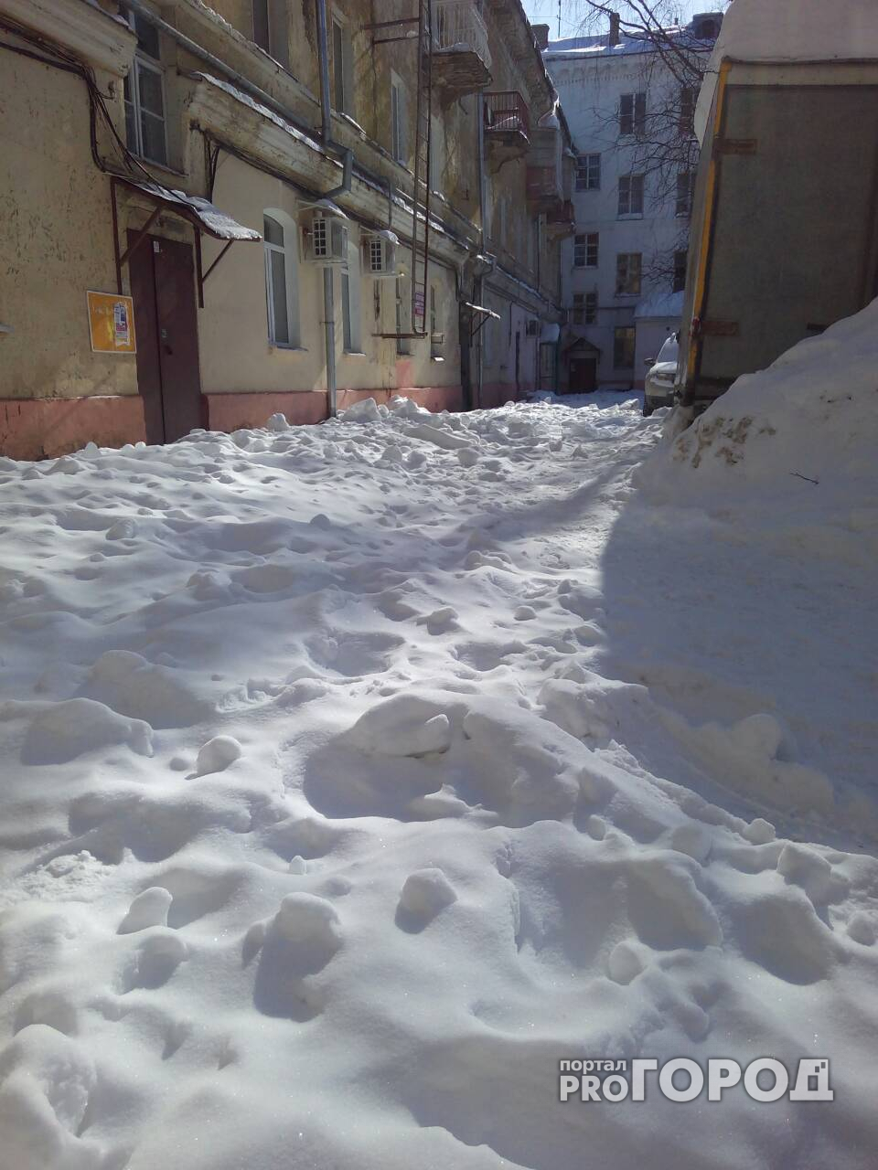 В Йошкар-Оле снег с крыши дома превратился в непролазные сугробы