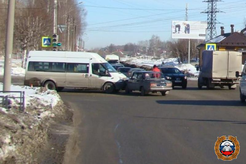 В Йошкар-Оле на перекрестке столкнулись ВАЗ-2107 и "маршрутка"