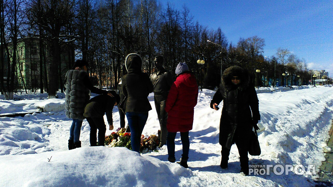 Йошкаролинцы несут цветы и игрушки к скульптуре «Счастливая семья», в память по погибшим в Кемерове