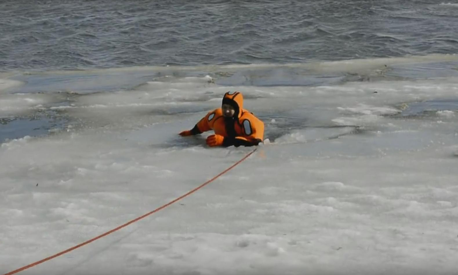 Спасатель провалились под лед на Кокшаге в Йошкар-Оле (ВИДЕО)