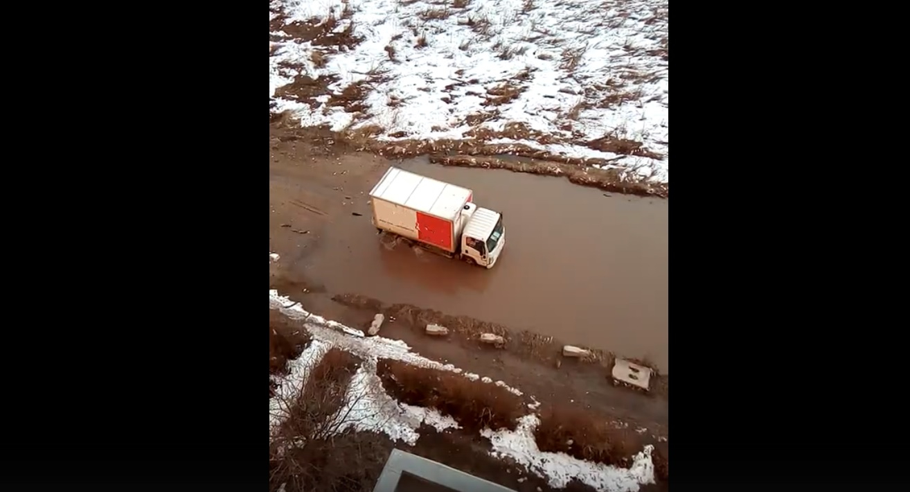 В гигантской луже в Йошкар-Оле снова застряла машина (ВИДЕО)