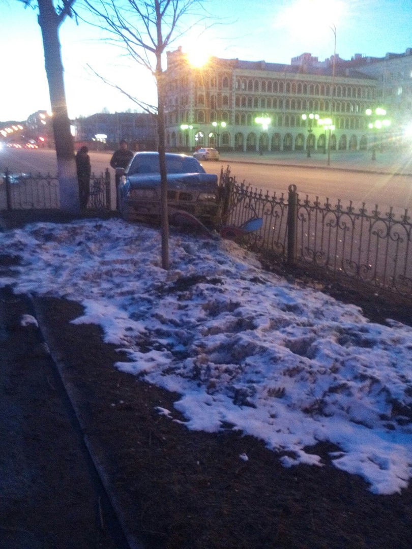 Авто влетело в забор здания администрации Йошкар-Олы