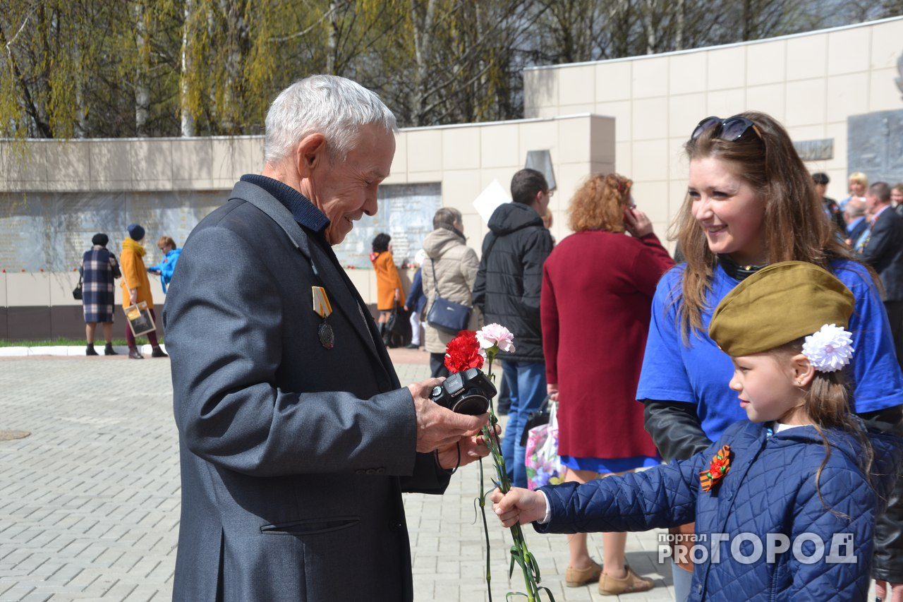 Сотрудники "Pro Город Йошкар-Ола" вручили гуляющим ветеранам цветы